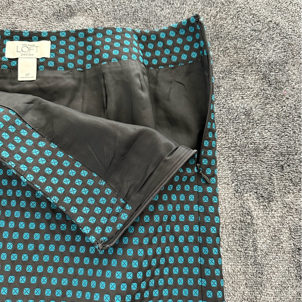 Ann Taylor LOFT - Women's Black/Green Pencil Skirt, Side Zip, Size 6P - Picture 5 of 7